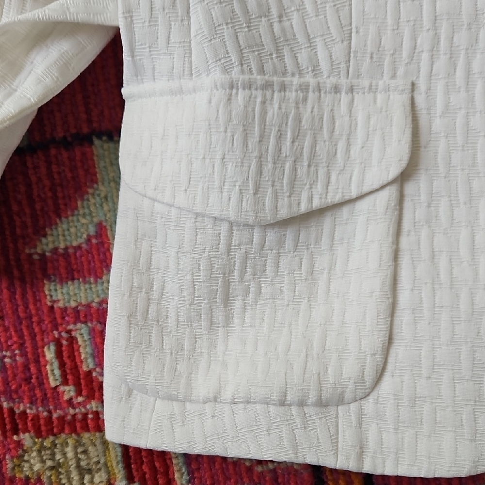 Banana Republic White Blazer with Structured Shoulders and Elegant Design - Picture 4 of 7
